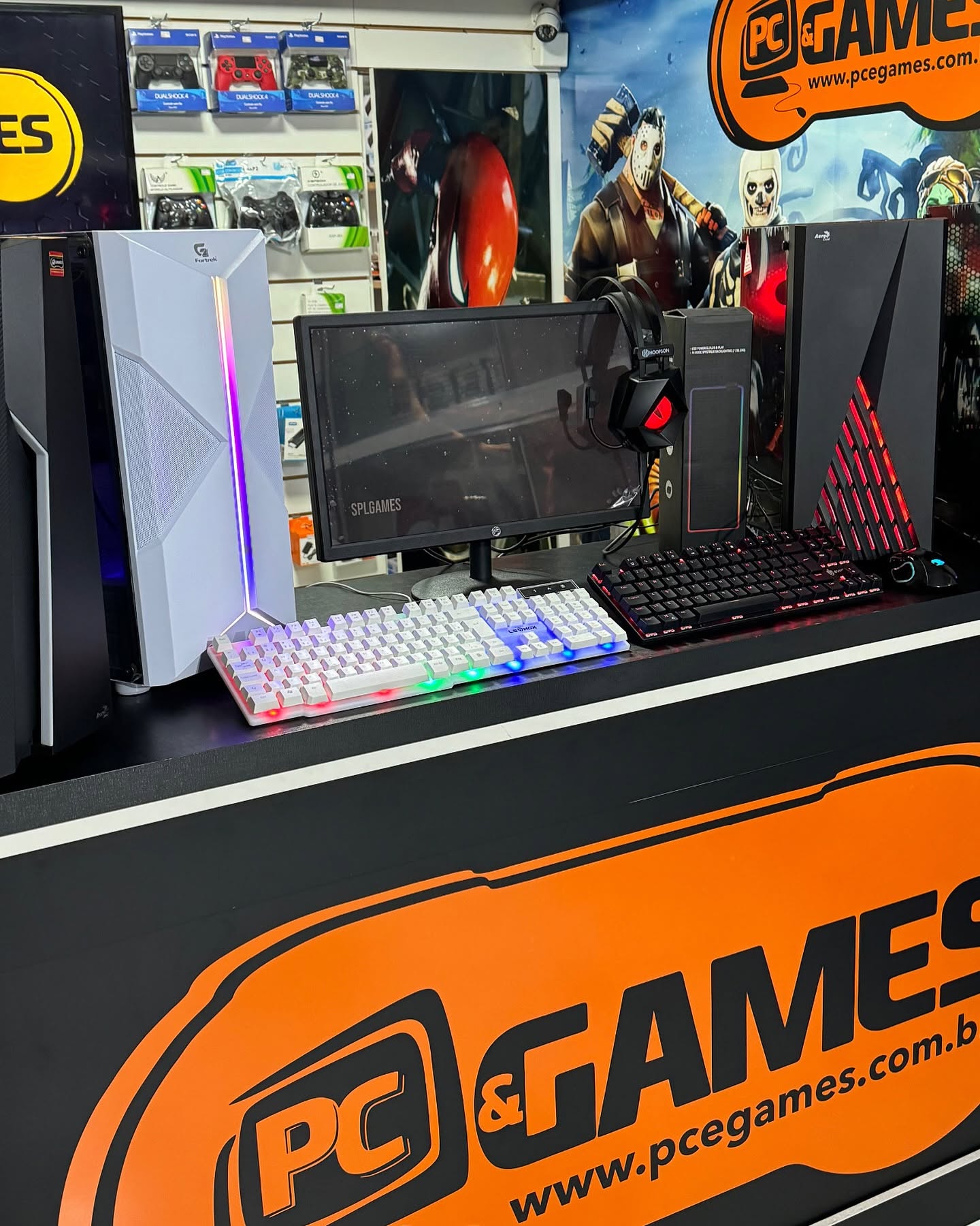 Setup gamer com PC, periféricos e console na loja PC & Games